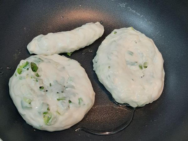 熱鍋下油，小火慢慢煎
（長長的是寶寶版，好握沒有加鹽）