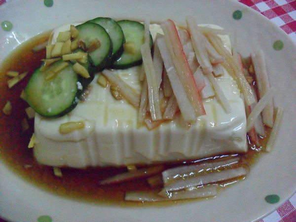 豆腐擺上小黃瓜和蟹肉棒，再淋上調好的醬汁即可