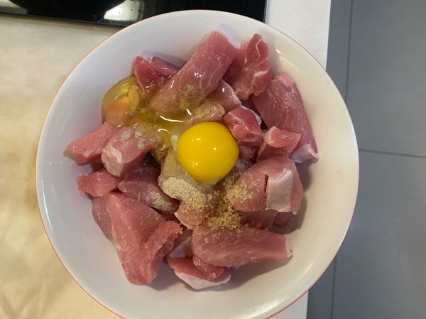 把所有的醃料加入肉中