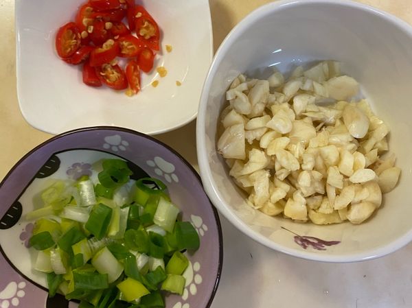 趁這時備好所有的蒜、蔥、辣椒
