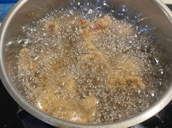 將裹好粉的肉條下鍋炸