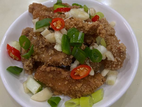 炸好瀝油，加入所有的蔥、蒜、辣椒，撒上胡椒鹽，拌勻即可