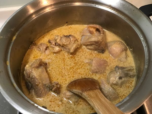 先將雞肉炒到變色之後，加入醬料包，還有椰漿250 CC 水等等煮滾 之後加入紅蘿蔔，還有適量的咖喱粉調味（調到適合自己的濃度口味