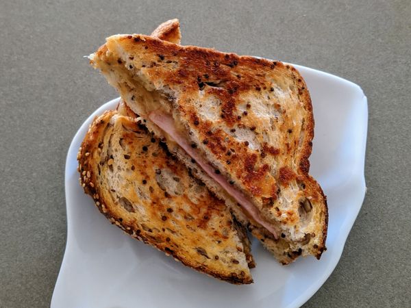 下第二片奶油到鍋，再一次中火加熱至冒泡泡後放入吐司，之後轉中小火。不時轉動直到底側為淺金黃色，約6分鐘左右。換另一面重覆，完成。

斜角切開立刻享用味道更佳。