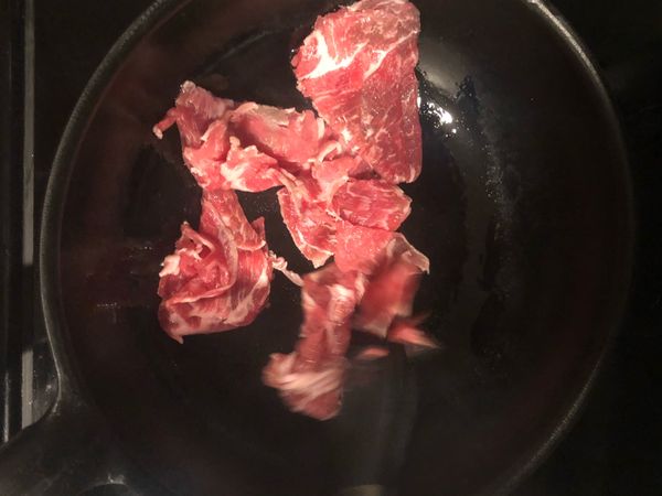 豬肉片先下鍋炒一炒
