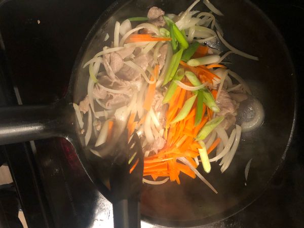 蔥白 洋蔥 紅蘿蔔 下去一起炒一炒