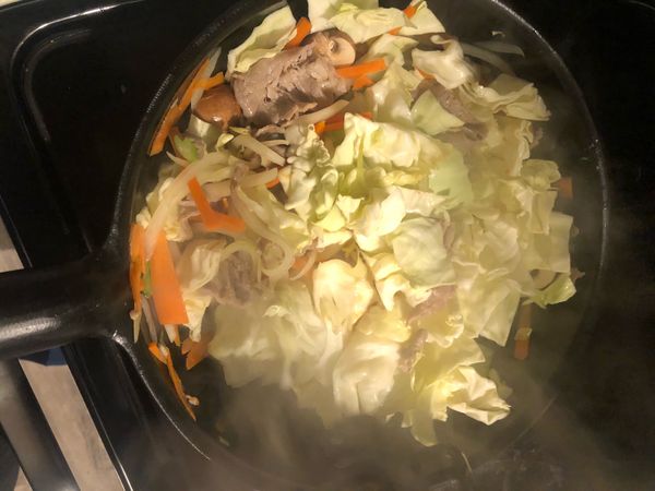 加入高麗菜 一起炒