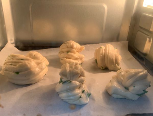 接下來用刷具將蔥油均勻刷上，撒胡椒粉，盡量油少上一點，完成後折三折起來，稍微拉長後壓平、切段（約3公分，依喜好），可以做簡單的花式，也可直接放到墊烘焙紙或蒸籠布的盤子，記得要留空間給寶寶長大喔！接下來蓋保鮮膜放入烤箱或電鍋發酵30分鐘，差不多兩倍大就完成囉