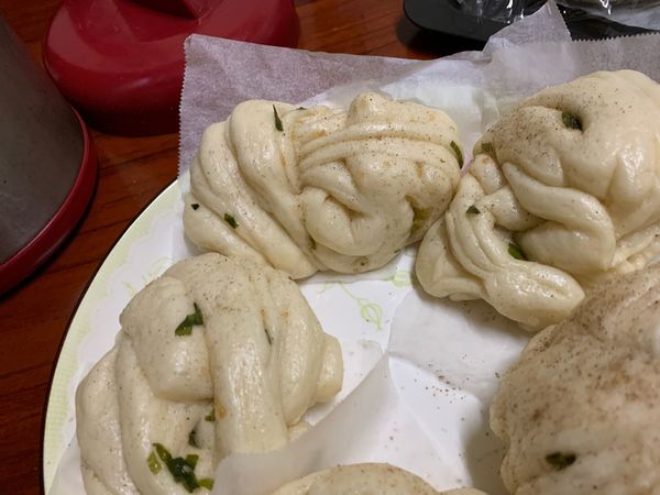 保鮮膜拿開加入一杯水(量米杯)下去蒸，跳起後鍋蓋插一支筷子讓蒸氣不要碰到蔥花卷，悶五分即可出爐。