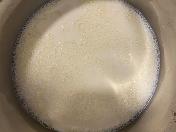 200ml牛奶跟蛋先拌勻