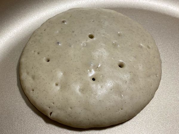 鬆餅糊表面出現小氣泡可輕輕翻面