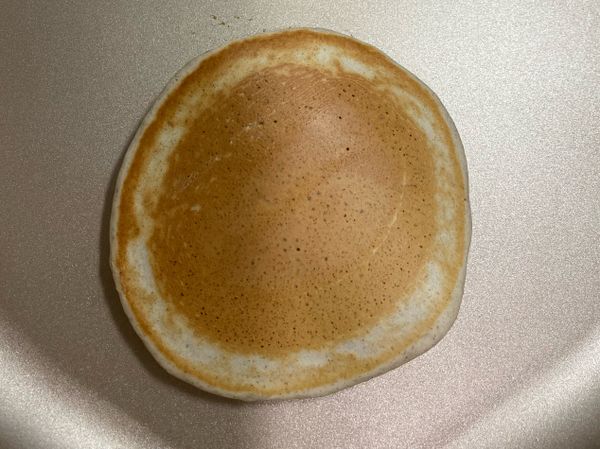 背面煎熟可盛盤
撒些糖粉在表面即可
依照個人喜好可加蜂蜜、奶油、水果等