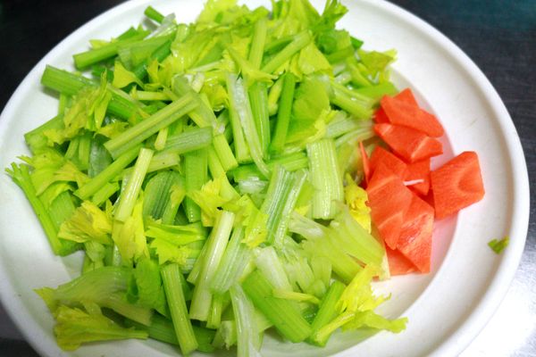 芹菜去葉，莖梗切小段，紅蘿蔔切片。