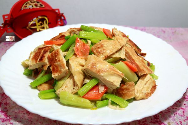 同鍋先炒紅蘿蔔，再下芹菜、豆皮，加入鹽、適量水，大火快炒芹菜熟即可盛盤。