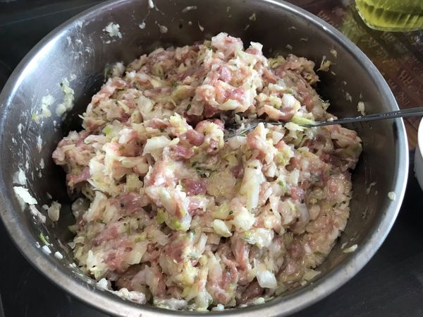 要包水餃的時候再將肉餡與菜餡混拌均勻即可使用。