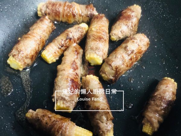 ✅將封口朝下煎，才不會開掉
✅翻轉將每一個地方煎焦香，取出放盤子