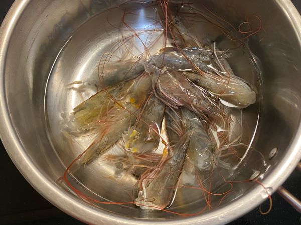 蝦頭加水熬蝦湯