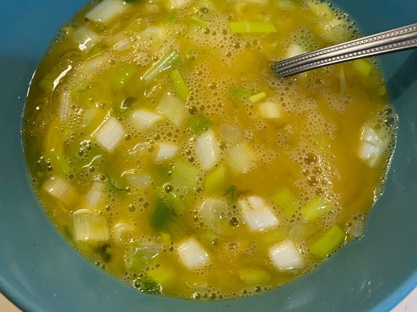 雞蛋加蔥花、鹽、糖、白胡椒粉攪拌