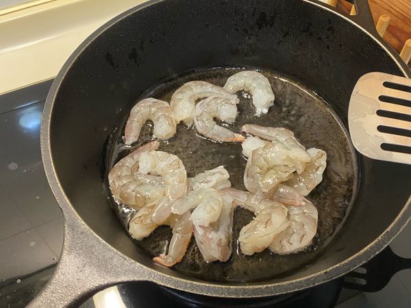 起油鍋，油熱下蝦仁