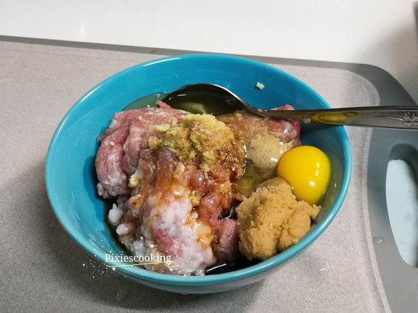 將所有食材與醬料攪拌均勻，至肉末黏稠無多餘醬汁