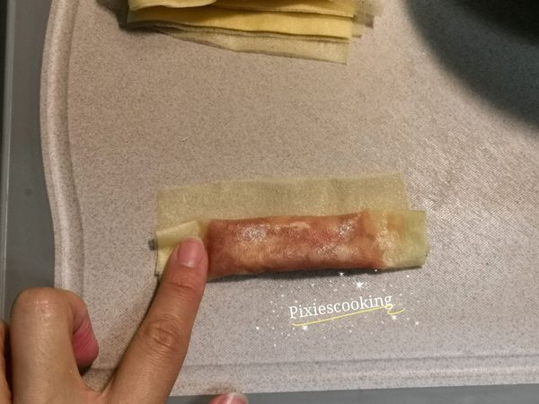 用手將肉餡往中間壓集中。