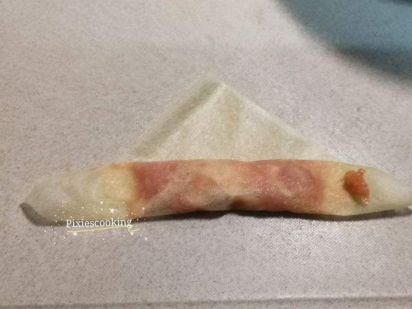 一樣將肉餡向中間集中，其中一側抹上肉餡，兩側黏合。