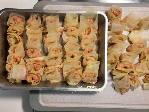 半斤的絞肉約可做100顆餛飩，做好放冰庫，約冰一個晚上定型後較好收納。
