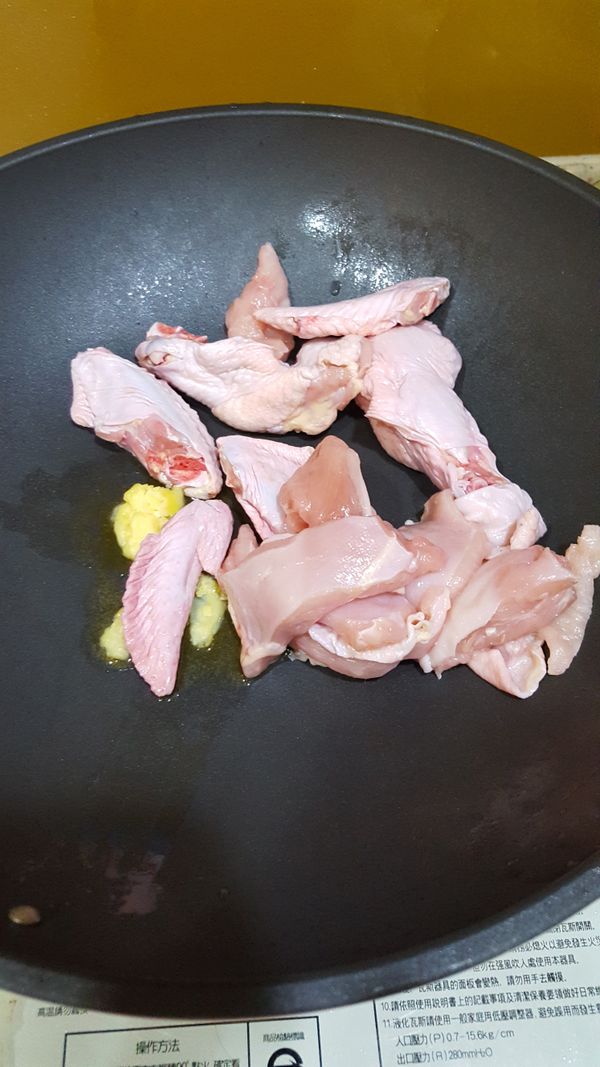 雞油跟雞肉一起下鍋，如果使用的是不沾鍋就不用擔心會黏鍋子