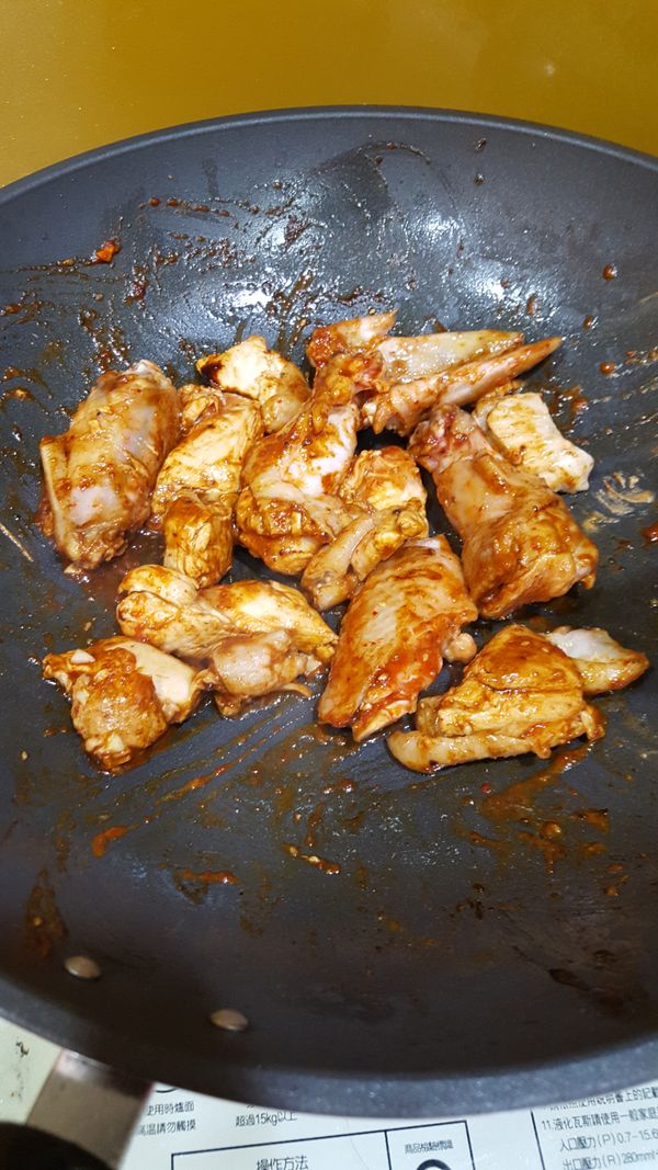 雞肉炒到表面熟了以後再放入三種醬料醬料炒香以後再加入熱開水