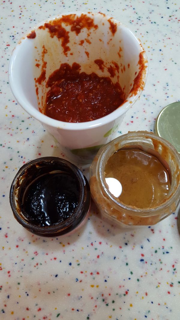 花生醬也可以改成芝麻醬辣椒醬可以自己調配我加了很多蒜頭跟洋蔥泥 放在冰箱備用