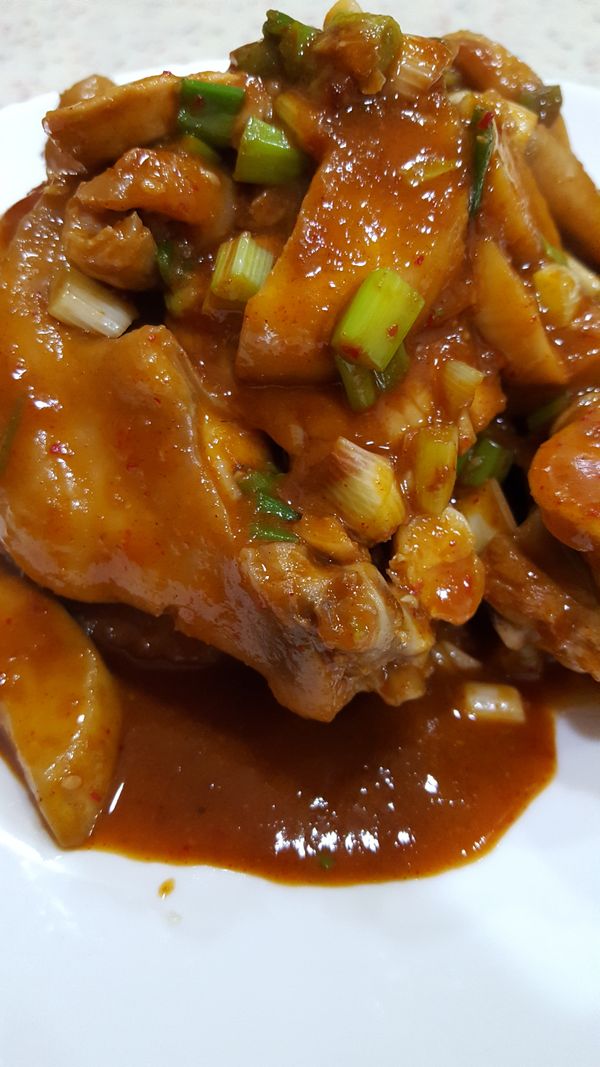 雞肉快熟的時候再放入蔬菜，如果是使用杏鮑菇可以早一點放下去吸收醬汁，醬汁收濃再放入蔥花跟香油拌勻