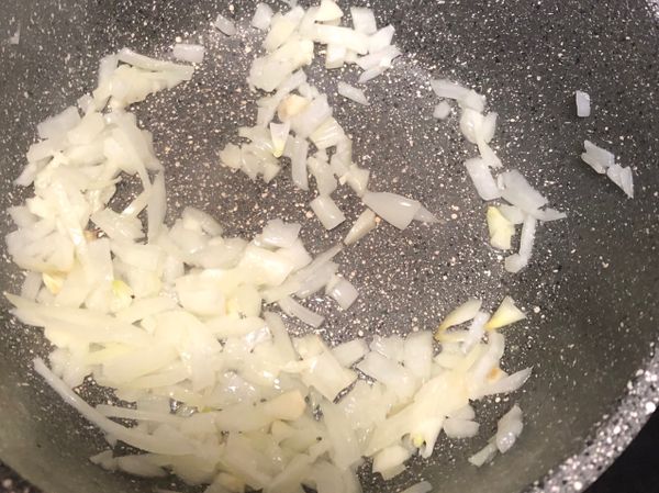 先將洋蔥碎跟蒜碎爆香