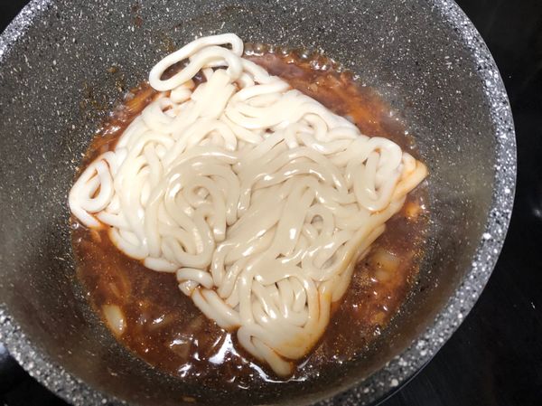 再加入烏龍麵
讓烏龍麵吸收醬汁