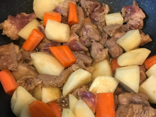 將所有材料切同等大小塊狀
蒜頭稍微爆香加入梅花豬拌炒至豬肉變色

加入馬鈴薯紅蘿蔔翻炒～
再加入淹蓋過所有材料的水～
再加入所以調味料～
燜煮滾後再試味道～
（每個人的口味不一樣）