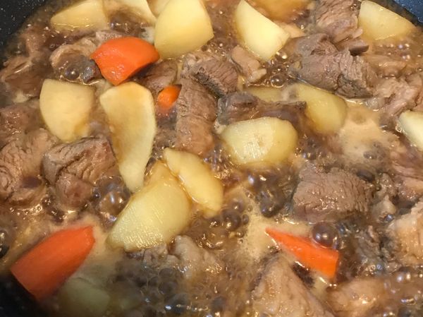 喜歡甜一點的可以多加一點韓國烤肉醬
偷吃步就是（（韓國烤肉醬））
基本上可以只加韓國烤肉醬就好～
但是我不喜歡太甜～所以會加醬油提味。

⚠️蓋鍋蓋悶煮時，記得要不定時翻炒一下 
有馬鈴薯澱粉類避免沾鍋

⚠️可用筷子戳馬鈴薯跟肉確認熟度