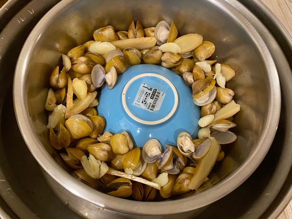 放入電鍋，外鍋一杯水，跳起再悶3-5分鐘即可享用