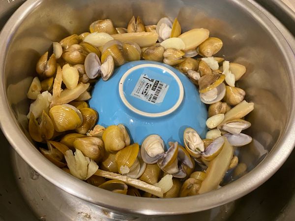 若不吃蜆肉直接撈起來丟掉即可，碗倒蓋的關係，所以蜆精都在倒蓋的碗裡，方便撈掉不要的蜆肉跟殼～