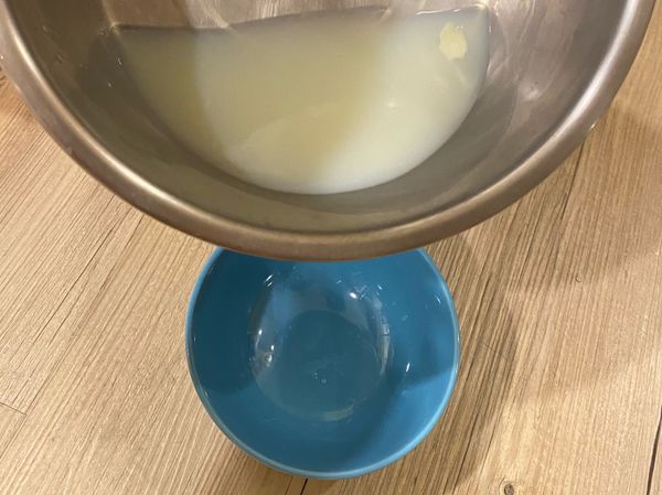 撈出殼肉之後，將碗拿起，注意不要燙到，蜆精都在裡面啦～