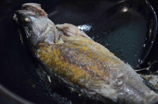 熱油鍋下魚，蓋鍋蓋靜置，待聲音轉小後翻面。