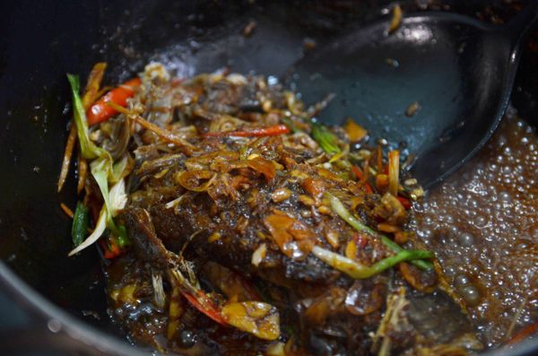 放入所有辛香料及調味料，稍微收汁即可上桌