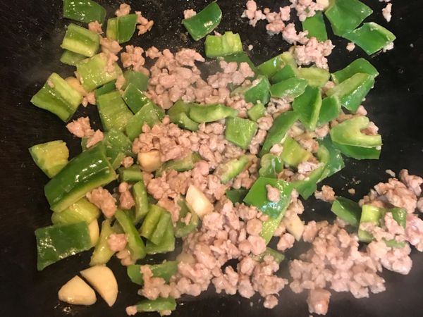 絞肉和青椒及蒜頭先下去爆香