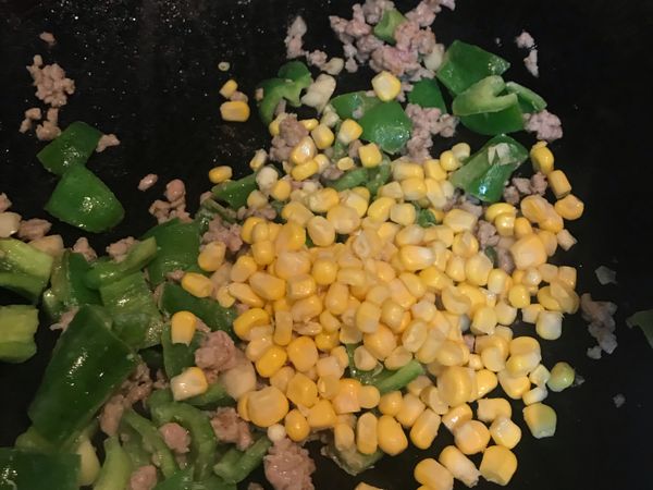 等絞肉半熟後加入玉米翻炒