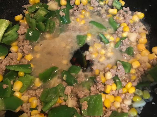 翻炒後就可以開始調味 水和醬油膏在蓋上重蓋子準備收汁！