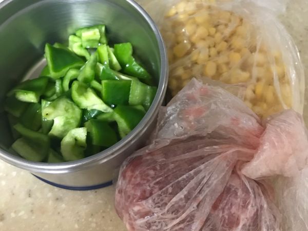 準備 絞肉 玉米以及青椒切丁