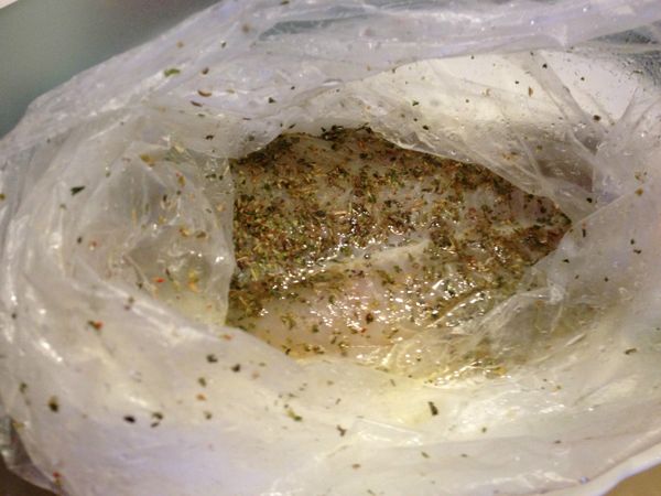 塑膠袋是最好醃料的工具了!!!將迷迭香與魚排放在塑膠袋，用橄欖油油封