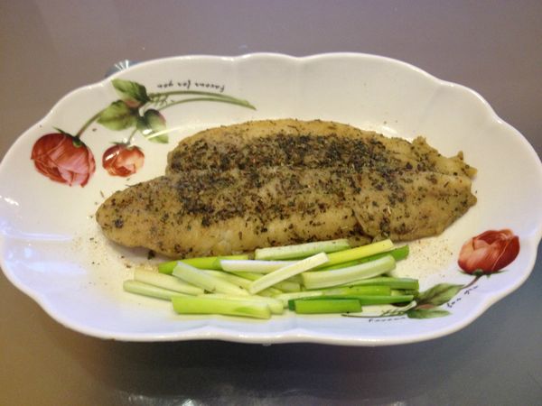 醃製半小時後，在鍋裡倒少量的油，將魚排用低溫煎，一來不會馬上"臭灰搭"，二來魚排也不容易老，起鍋前淋上白酒與粗鹽，就可以上桌享用嚕!!!