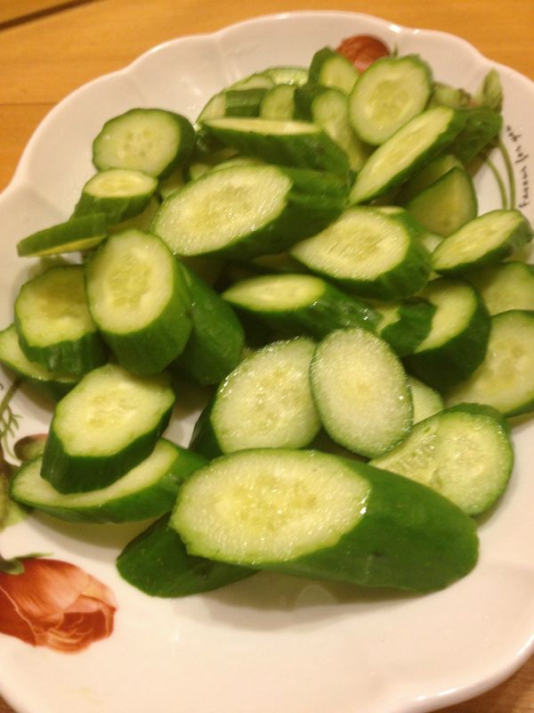 將小黃瓜用鹽醃一下，再沖掉