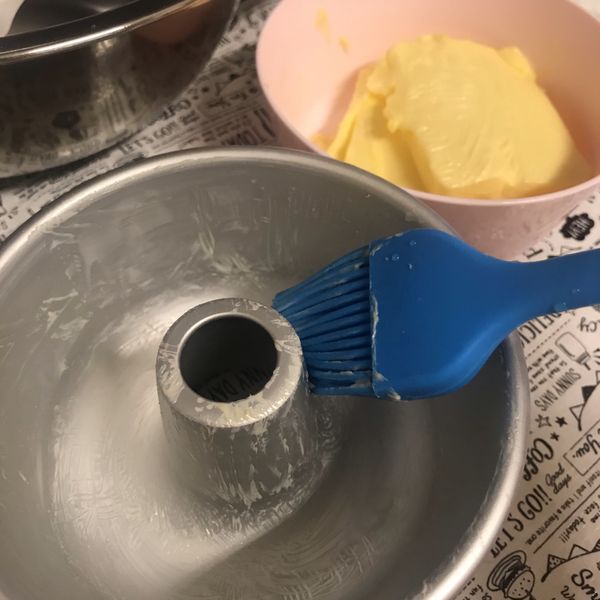 把烤模塗上奶油，以防蛋糕沾黏。🔥烤箱預熱170度。