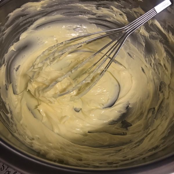 將100g室溫的無鹽奶油打發至變白，質地軟化蓬鬆。