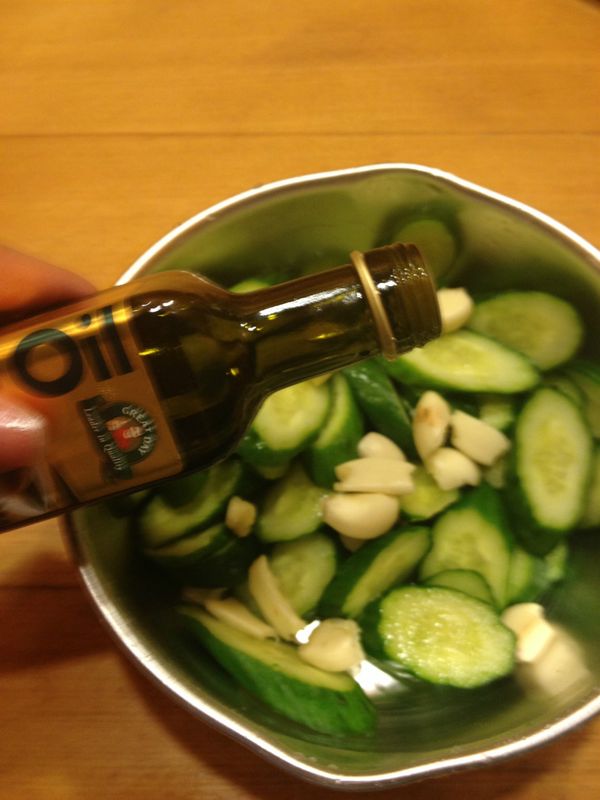 再加入蒜、辣椒、得意的一天橄欖油當調味，如果喜歡味道重一點，可以多加蒜，依個人喜好來加減